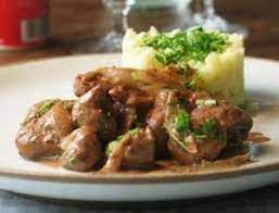 Si vous préférez un goût pas trop fort, les ébouillanter 1 mn.éplucher et émincer les échalotes.faire fondre la margarine dans une poêle ou dans une sauteuse. Fricassee De Rognons De Veau A La Moutarde De Meaux Recettes Et Terroirs