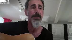 Serj Tankian Canta Question Do System Of A Down Em Evento Beneficente Assista Site Of A Down System Of A Down Brasil