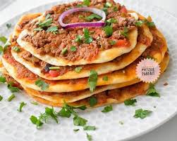 Une Recette Bien Aimee A La Maison La Pizza Turque Ou Lahmacun Ou La Pizza A La Viande Hachee Rapide Et Delicieu Pizza A La Viande Recettes De Cuisine Recette