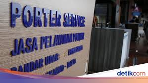 Berkat rekaman tersebut, beberapa pelaku diantaranya berhasil diamankan jajaran polres bandara soekarno hatta. Porter Bandara Adalah