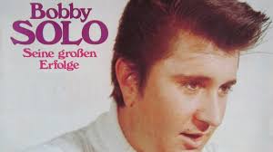 Bobby Solo canta Elvis in tedesco tra lacrime e struggimenti