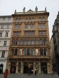Mitten im herzen wiens befindet sich julius meinl am graben, kulinarisches gesamtkunstwerk und österreichs erste adresse für gourmets und genießer! Supermarkt Julius Meinl Blick Vom Restaurant Picture Of Julius Meinl Am Graben Vienna Tripadvisor