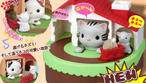 The bank operates with 2 aa batteries and includes a power switch on the bottom. Sutakora Cat And Mouse Coin Bank