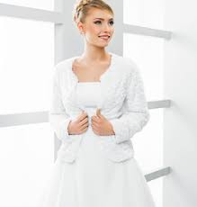 Es ist offensichtlich, dass hochzeitskleider im winter am besten mit armstulpen ausgewählt werden sollten. Brautjacke Bolero Aus Spitze Fell Warm Ivory Brautkontor