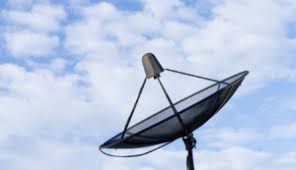 Bevor wir ihnen die wichtigsten fragen zum satempfang beantworten, möchten wir ihnen eine reihe hochwertiger satellitenschüsseln im. Kleine Satellitenschussel Auf Dem Balkon Kaum Zu Sehen Test 2021 Juli Heimkino Check