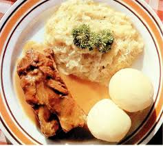 Ein Einfaches Und Geniales Ddr Rezept Fur Geschmorte Schweinerippen Findest Du Hier Viel Spass Beim Zuberei Lebensmittel Essen Rezepte Kartoffelsuppe Mit Speck