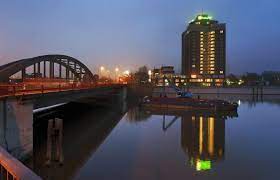 Check out nearby places on a map. Holiday Inn Hamburg Hotel De