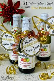 New year's day is a special occasion and calls for celebrations and exchange of gifts with ones who are close to your heart. 1 New Year S Gift Idea With Free Printable Salt And Pepper Moms Neighbor Christmas Gifts Diy Gifts New Year Christmas Neighbor
