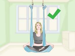 Das tuch unterstützt das halten der figuren und erlaubt auch schwebefiguren, was eine angenehme dehnung. Eine Yoga Hangematte Aufhangen Mit Bildern Wikihow