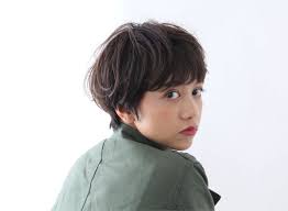 丸顔ショートヘア特集 アレンジ 40代 50代におすすめスタイルもご紹介 folk ショート ヘアアレンジ ショートヘア スタイル