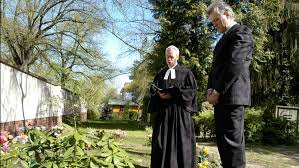 Kirchliche Bestattung Trotz Kirchenaustritt Fragen Evangelisch De