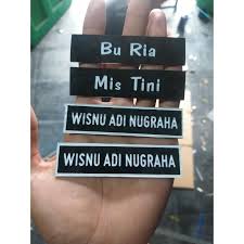 Kami adalah produsen cetak tali id card murah atau tali lanyard printing yang sudah dipercaya oleh banyak kampus, sekolahan, instansi pemerintah, bumn, stasiun tv nasional, start up, rumah sakit, tour travel, event, komunitas maupun perusahaan perusahaan besar dari seluruh indonesia. Name Tag Acrilyc Peniti Murah Kualitas Bagus Bantul Jogja Gunungkidul Shopee Indonesia