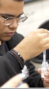 Feliz Día de las Madres Hoy celebramos a quienes son el primer impulso, el  apoyo constante y la inspiración diaria: las madres. Su amor incondicional,  su guía y su esfuerzo son parte