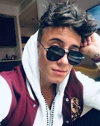 His debut single titled biegnijmy (english: Dawid Kwiatkowski Db4 Management