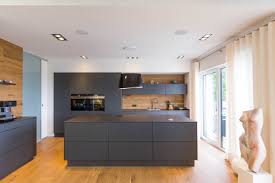 minimalistische wohnkuche mit matt schwarzen fronten und handgehobelter eiche kuchendesign kuchenplanung kucheni wohnung kuche haus kuchen moderne kuche