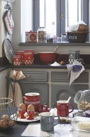 La Gamme Chez Paulette Revisite Avec Modernite Le Motif Damier En Rouge Vert Gris Et Bleu Elle Rassemble Comptoir De Famille Ustensile Cuisine Motif Damier