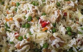 Se trata de un arroz frito, salteado con verduras y algunos ingredientes que pueden variar pero que siempre incluyen jamón cocido, huevo y gambas o camarones. Como Hacer Arroz Tres Delicias Vegano Algo Hay Que Hacer