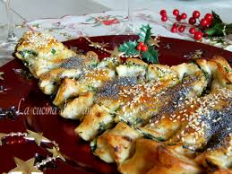 Con delicatezza, arrotolate la pasta sfoglia attorno ai wurstel, fino a coprirli tutti. Albero Di Natale Di Pasta Sfoglia Ricetta Facile E Veloce