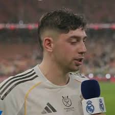 Aha rero bisaba kwitonda mukwishura kuko uravye nabi urananirwa. Dukuremwo  ivy'uko Toni croos ari umu Legend ahubwo tuyage gutya. Ufise aba bakinyi 2  Pedri Gonzalez hamwe na Toni croos bose bari mubihe