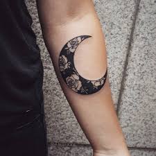 Crescent moons are usually related to new phases in life, new chapters, a new begging, explains chris vasquez of west 4 tattoo. Negative Space Crescent Moon And Roses Tattoo Tattoogrid Net