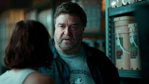 Action, drama, horror film 10 cloverfield lane is helmed by dan trachtenberg and starred john goodman, mary elizabeth winstead, and john gallagher jr.the story follows a young woman who wakes up after a car crash in an underground bunker with two men who insist that an event has left the surface of the earth uninhabitable. 10 Cloverfield Lane Film Trailer Kritik