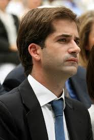 Aπό το 2014 έως το 2019. Kwstas Mpakogiannhs O Anti Kyriakos Ths Oikogeneias Epi Ths Kentrikhs Skhnhs Anoixto Para8yro