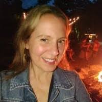 Lara Horton's Instagram, Twitter & Facebook