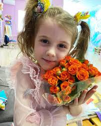 Люблю цветочки 🥰 А какие цветы нравятся вам? . . #evabravo #евабраво #kids  #youtuber