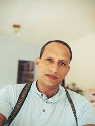 Título: "Canto de la unidad" Autora: Lucy Teresa Obando País: Colombia 🇨🇴  Diciembre 2025 CANTO DE LA UNIDAD En un mundo de sombras, brilla el sol,  las manos se unen, venciendo el