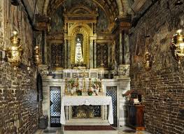 Tutti gli articoli in vendita su santuarioloreto.it sono disponibili presso la libreria santa casa, che si trova lungo il corridoio dell'ingresso secondario del santuario, dove è possibile acquistare, oltre alle pubblicazioni delle edizioni santa casa ed altre inerenti le tematiche del santuario, anche un'ampia scelta di articoli religiosi. Santa Casa La Scienza Avvalora La Traslazione Miracolosa La Nuova Bussola Quotidiana