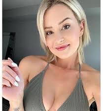 Amanda Hazel's Instagram, Twitter & Facebook