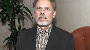 Han gør ikke noget halvt