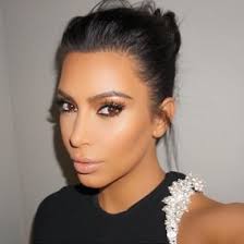 Viele hofften, dass die fans nach diesem foto von der schönheit des stars enttäuscht sein würden. Kim Kardashian Zeigt Sich Ungeschminkt Oben Ohne Desired De