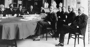 Liga das nações • em 28 de abril de 1919, a conferência de paz de versalhes aprovou a criação da liga das nações (também conhecida como sociedade das nações), atendendo à proposta do presidente dos estados unidos.com sede em genebra, na suiça (país neutro na guerra), essa organização internacional iniciou suas atividades em janeiro de 1920, tendo comk missão. A Liga Das Nacoes Um Sonho Universal Que Resistiu Ao Teste Do Tempo