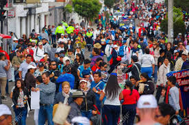 Man sollte allerdings berücksichtigen, dass es sich um ein entwicklungsland mit großen. Quito Ecuador 7 Juli 2015 Crowded Allee Mit Vielen Menschen Zu Fuss Der Polizei Beobachten Und Bewachung Menschen Lizenzfreie Fotos Bilder Und Stock Fotografie Image 58865098