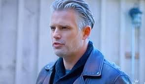 I hope we see a lot more of Nick. I like Nick's and Elliot's brotherly love  for each other and how Nick brings out the fun side in Elliot. And then  there's