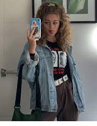Even if you know the look you want, it can be hard to find a stylist who knows the best way to cut curly hair. Curly Hair Outfit Ladystyle Aesthetic Clothes Style Curly Hair Styles