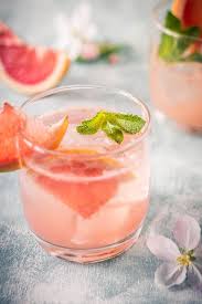 Ein Erfrischender Sommerdrink Mit Gin Und Suss Sauerlicher Pink Grapefruit Gin Cocktail Rezepte Pink Gin Gin Getranke