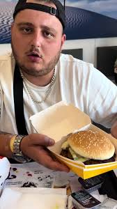 Geschmackstest bei afrikanischem McDonald's in Hurghada, Ägypten