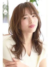 30代40代 レイヤー小顔フェザーロング ジグザグバング3dカラー agnos 青山 アグノス をご紹介 2019年冬の最新ヘアスタイルを300万点以上掲載 ミディアム ショート ボブなど豊富な条件でヘアスタイル 髪型 アレンジをチェック 髪型 ロングヘア ヘア