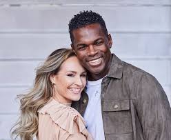 Bonjasky has been known for his flying kicks, knee attacks and strong defense, hence the nickname the flying gentleman. De Relatiegeheimen Van Remy Bonjasky En Renate Goet Nouveau