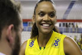 Jogadora casa, mas pula lua-de-mel para estrear pela Seleção de vôlei