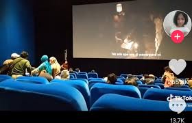 Revelation 3d (2012) nonton peninsula (2020) nonton ghost painter (2020) nonton attack on titan ii: Viral Penonton Bioskop Kesurupan Saat Nonton Film Conjuring 3 Okezone Celebrity