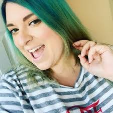 Shannon Lemon's Instagram, Twitter & Facebook