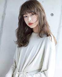 丸顔女子に似合うロングヘアは 小顔見えする髪型 おしゃれなヘアスタイルまとめ lamire ラミレ 髪型 丸顔 丸顔 髪型 髪型 ロング