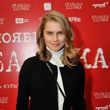 Дарья мельникова — молодая российская актриса театра и кино, которая получила популярность благодаря своей роли в комедийном семейном сериале «папины дочки». Darya Melnikova Biografiya Foto Kino Mail Ru