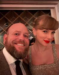 New photos of Taylor with Travis and friends at a New Year's Eve Party in  Kansas City (ft. The Filter) : r/TaylorSwift