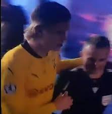 Şampiyonlar ligi çeyrek final rövanşında i̇ngiliz manchester city, borussia dortmund'a almanya'da konuk oldu. Erling Haaland Is Asked For His Autograph By The Assistant Referee From Dortmund S Clash With City Daily Mail Online