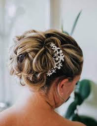 Romantique, rock ou bohème… découvrez nos idées de coiffures pour être la plus jolie des invitées sans voler la vedette à la mariée ! Coiffure De Mariee 26 Idees Portees Par Les Mariees Du Blog
