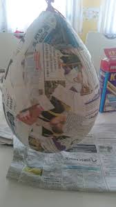 Osterei Aus Zeitung Und Tapeten Kleber Luftballon Aufblasen Und Lagenweise Mit Zeitung Und Tapeten Kleber Be Basteln Fruhling Ostern Osternest Basteln Basteln